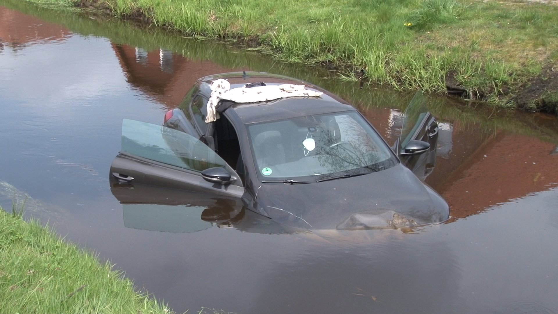 In Papenburg (Kreis Emsland) kam es am Montag zu einem Zusammenstoß, bei dem ein Auto in einem Kanal landete.