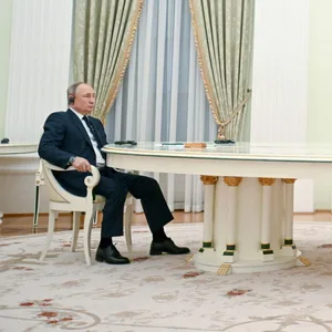 Das von der staatlichen russischen Nachrichtenagentur Tass verbreitete Foto zeigt Russlands Präsident Wladimir Putin (l.) und UN-Generalsekretär Antonio Guterres bei einem Treffen im Moskauer Kreml.