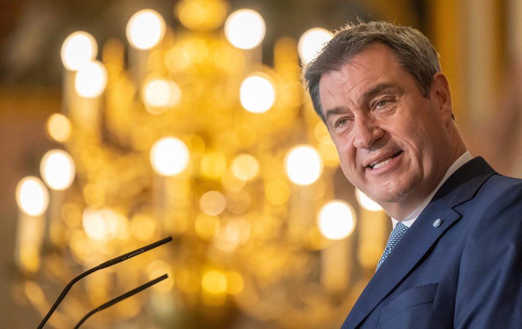 Söder spricht auf einer Pressekonferenz