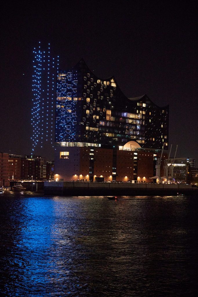 Die Lichtinstallation «Breaking Waves» des niederländischen Künstlerduos Drift fand nach einem Konzert des NDR Elbphilharmonieorchesters in der Elbphilharmonie statt.