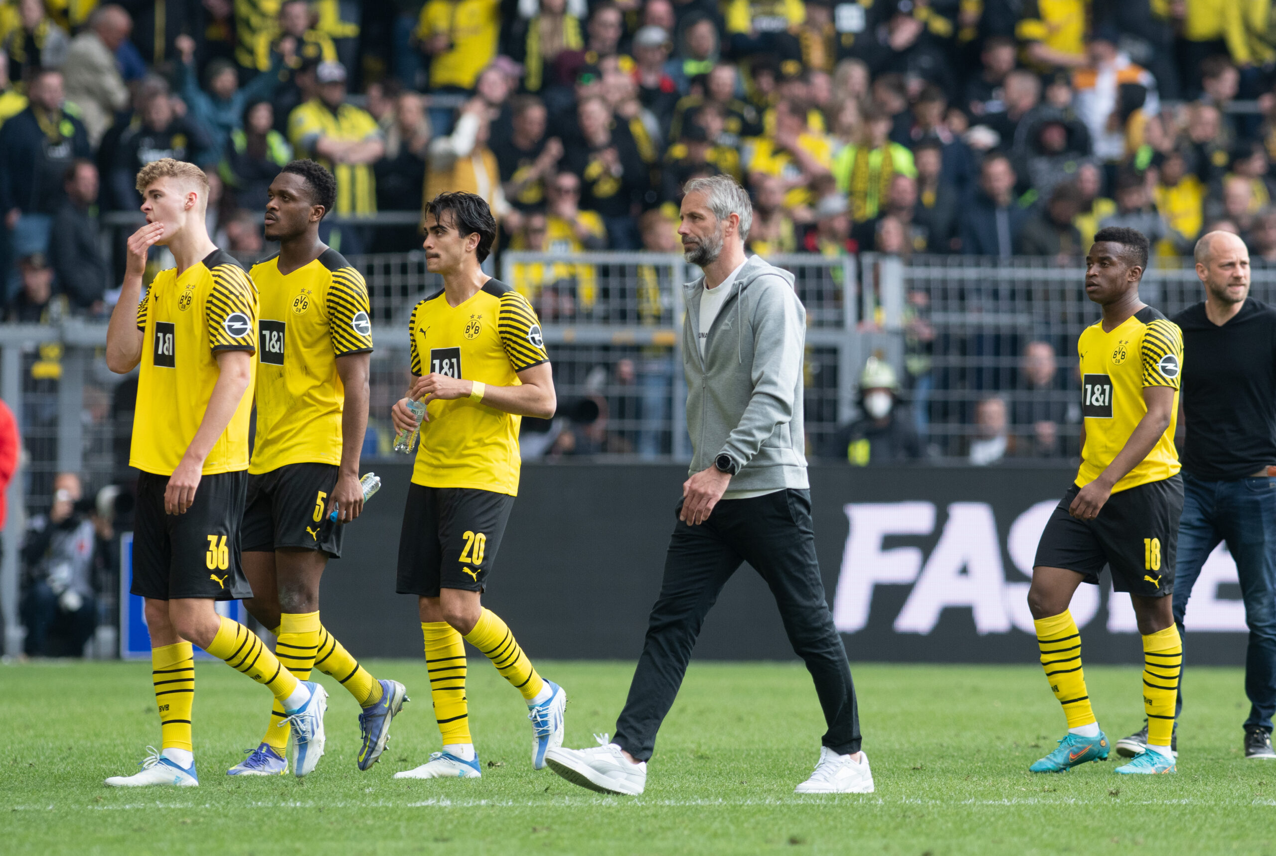 Dortmund-Spieler und Trainer deprimiert auf dem Platz