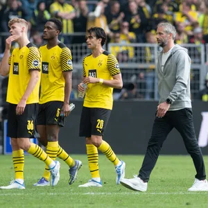 Dortmund-Spieler und Trainer deprimiert auf dem Platz