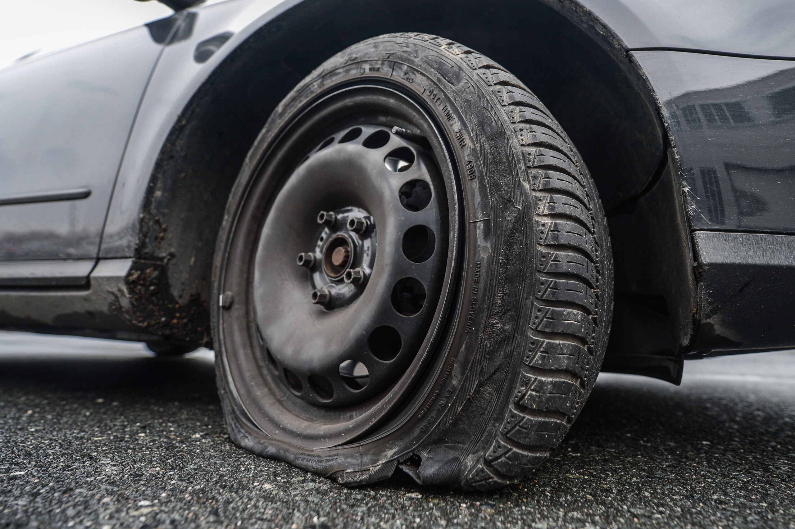 In Bremen – Vandalen zeerstechen Reifen von ukrainischen Autos