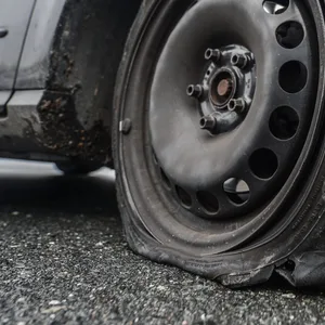 In Bremen – Vandalen zeerstechen Reifen von ukrainischen Autos