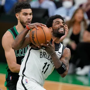 Bissig: Brooklyns Kyrie Irving (r.) gegen Boston Celtics Jayson Tatum