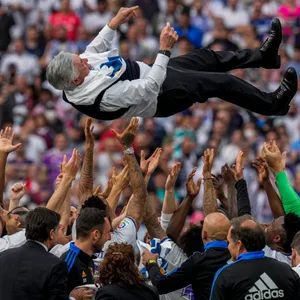 Carlo Ancelotti wird von seinem Team in die Luft geworfen