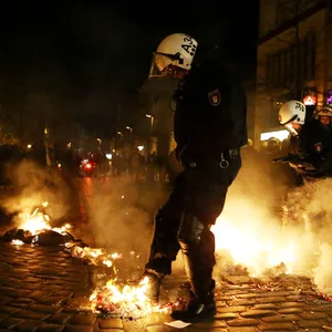 Polizisten löschen in der Mai-Nacht ein von Randalierern entzündetes Feuer vor der Roten Flora (Archivbild).