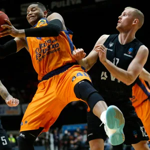Jasiel Rivero kämpft mit Seth Hinrichs um den Ball