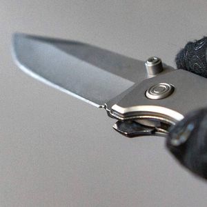 Eine Hand mit schwarzem Handschuh hält ein Messer in der Hand (Symbolfoto)
