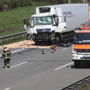 Der betroffene Laster. Sanitäter kämpften um das Leben des Fahrers. Letztlich vergeblich.