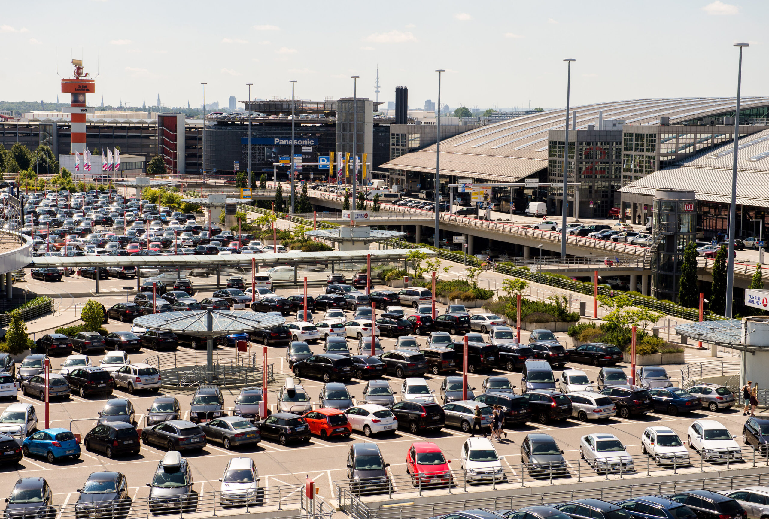 Viele Autos stehen am in Hamburg auf den Parkplätzen am Flughafen vor den Terminals.