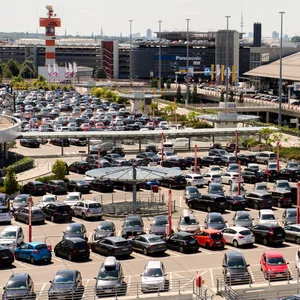 Viele Autos stehen am in Hamburg auf den Parkplätzen am Flughafen vor den Terminals.