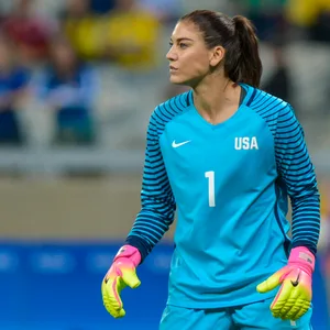 Hope Solo in Torwartausrüstung auf dem Platz