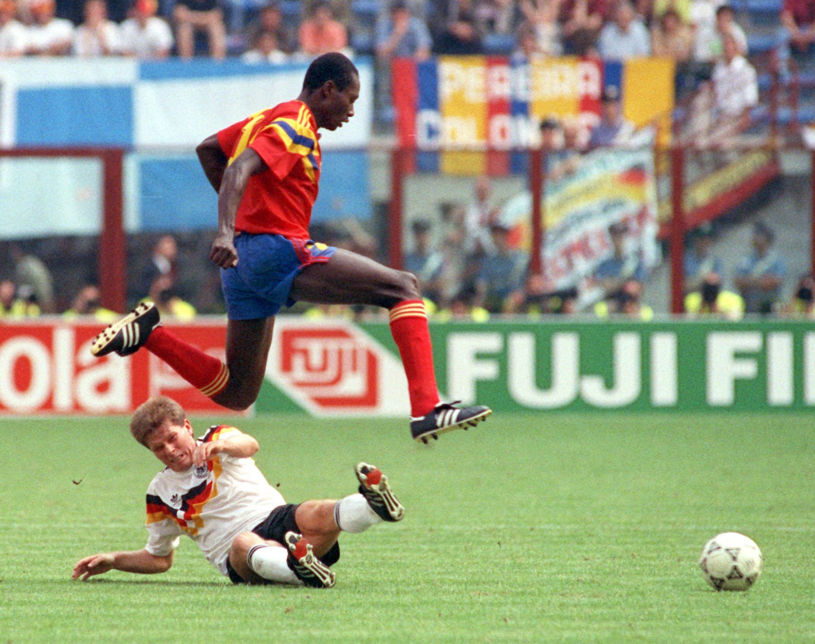 Freddy Rincon springt bei der WM 1990 über Stefan Reuters Grätsche