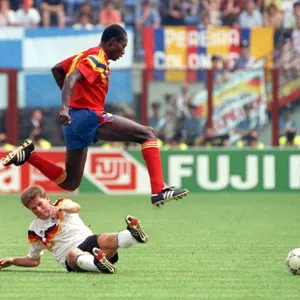Freddy Rincon springt bei der WM 1990 über Stefan Reuters Grätsche