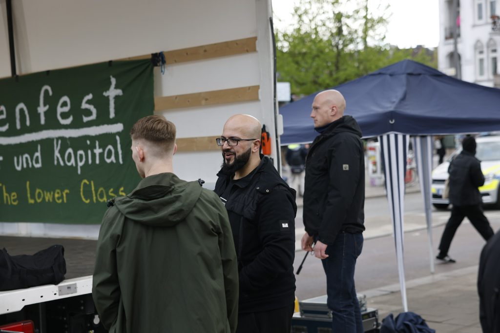 „Klassenfest“ in der Schanze. In der Mitte: Veranstalter Halil Simsek.