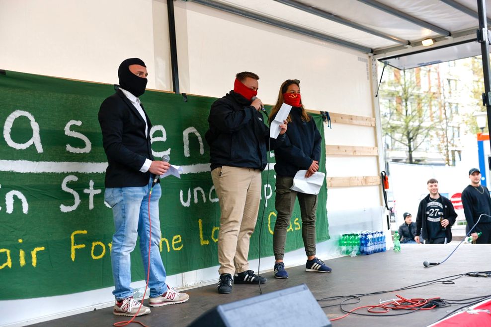 Aktivisten der Antifa rufen die anwesenden Teilnehmer zur großen 1. Mai Demo am Sonntag auf.