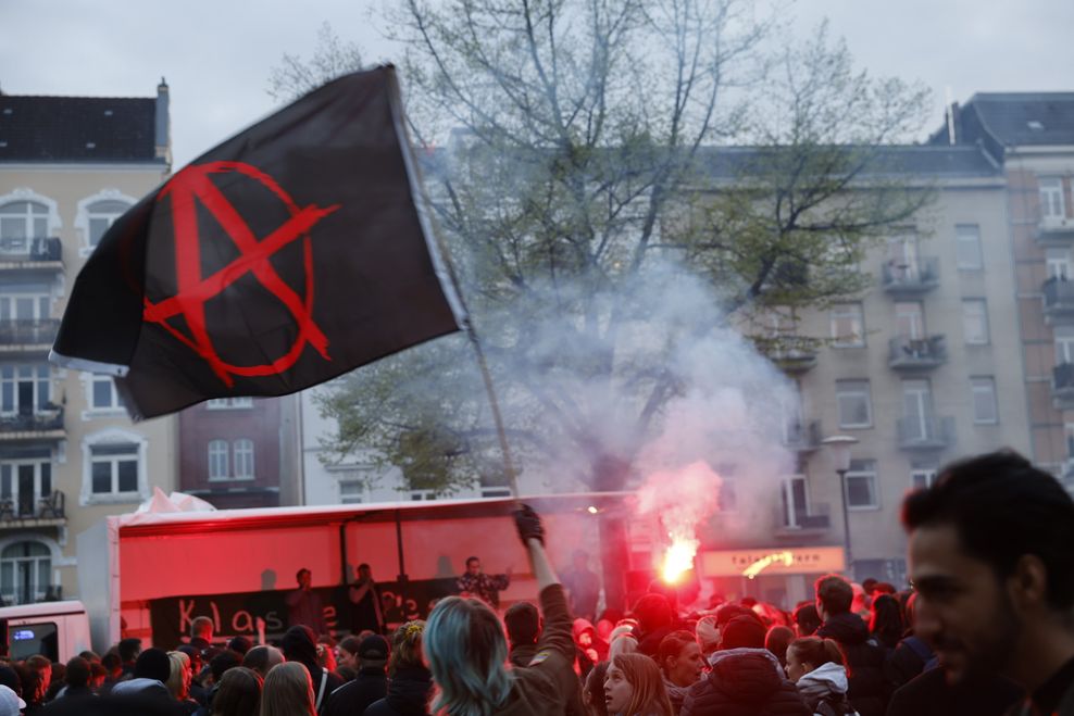 Teilnehmende beim „Klassenfest“ in der Sternschanze zünden vereinzelt Pyros.