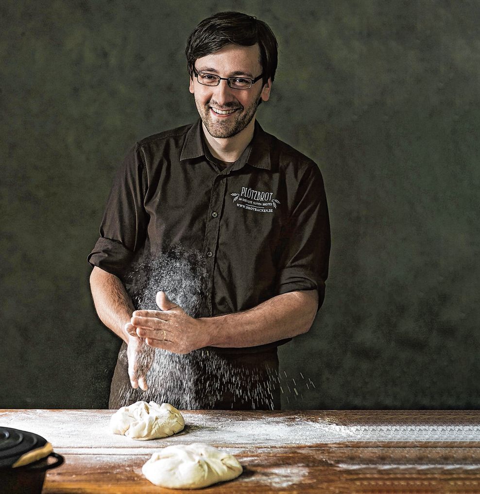 Lutz Geißler knetet einen Teig.