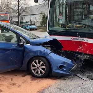 Auto kracht am Flughafen in Linienbus – zwei Schwerverletzte
