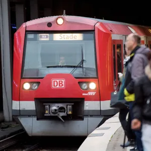 S-Bahn nach Stade fährt in einen Bahnhof ein.