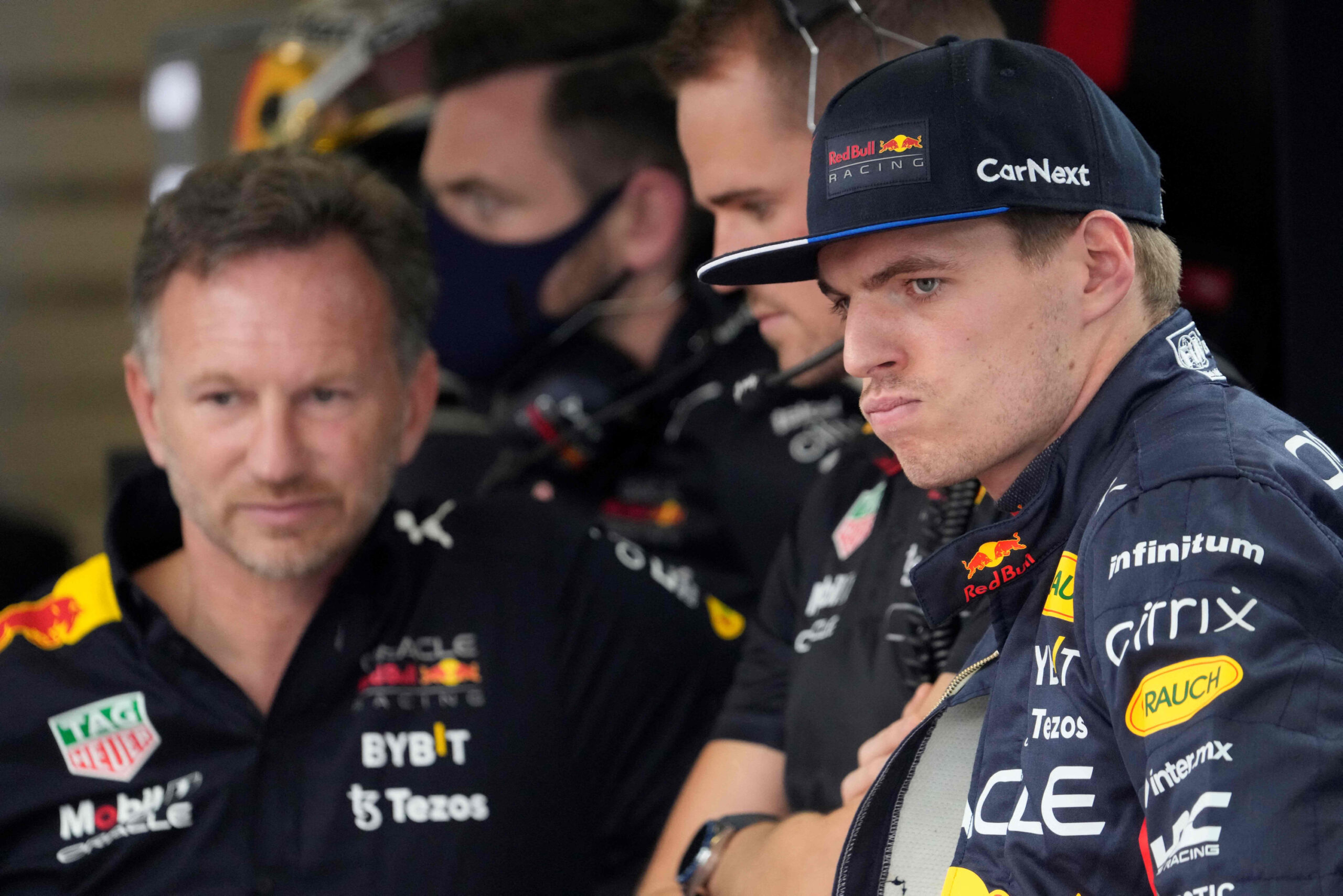 Formel 1 Pilot Max Verstappen schaut verärgert