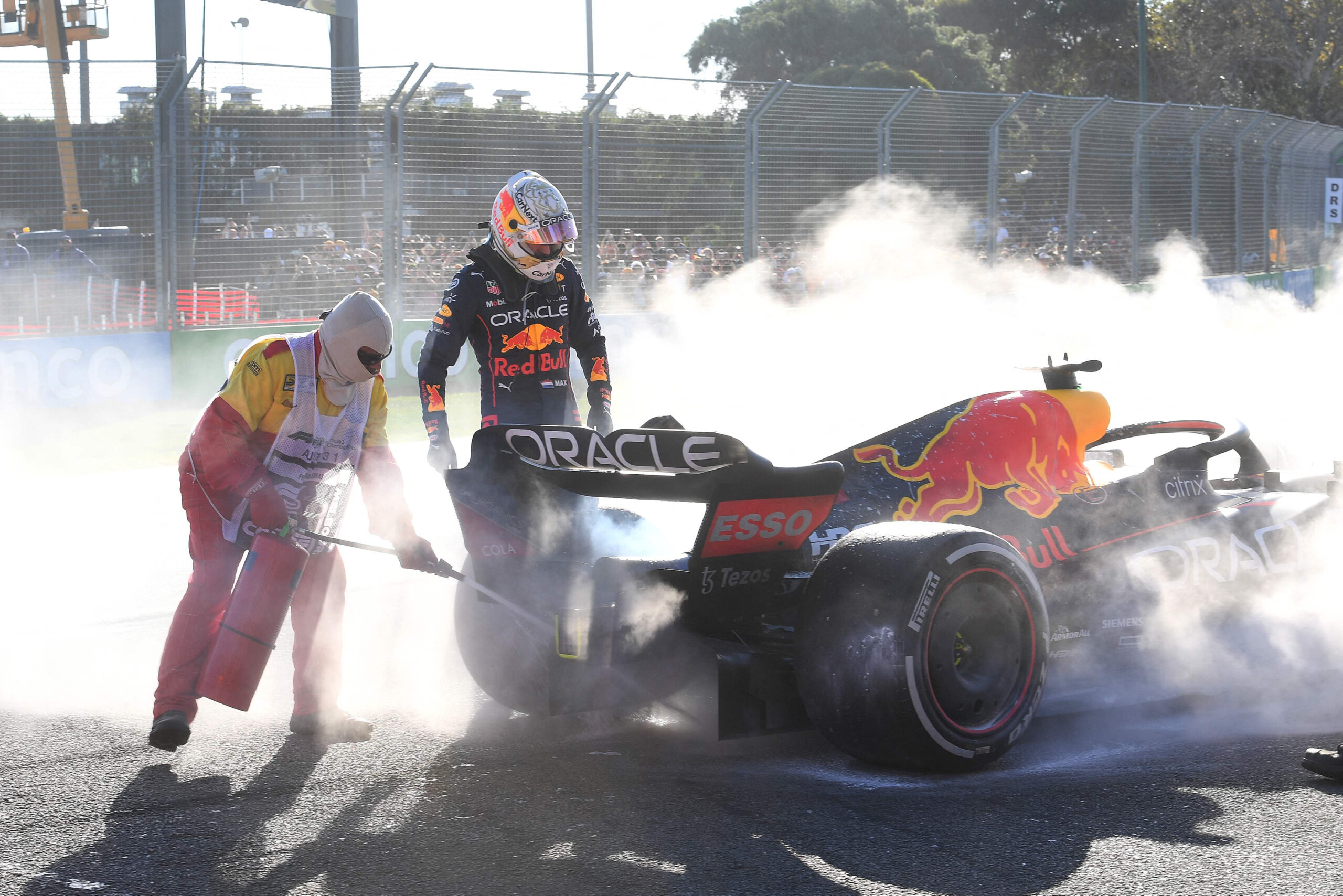 Der Qualm am Rennwagen von Formel 1-Star Max Verstappen wird mit einem Feuerlöscher bekämpft