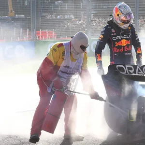 Der Qualm am Rennwagen von Formel 1-Star Max Verstappen wird mit einem Feuerlöscher bekämpft