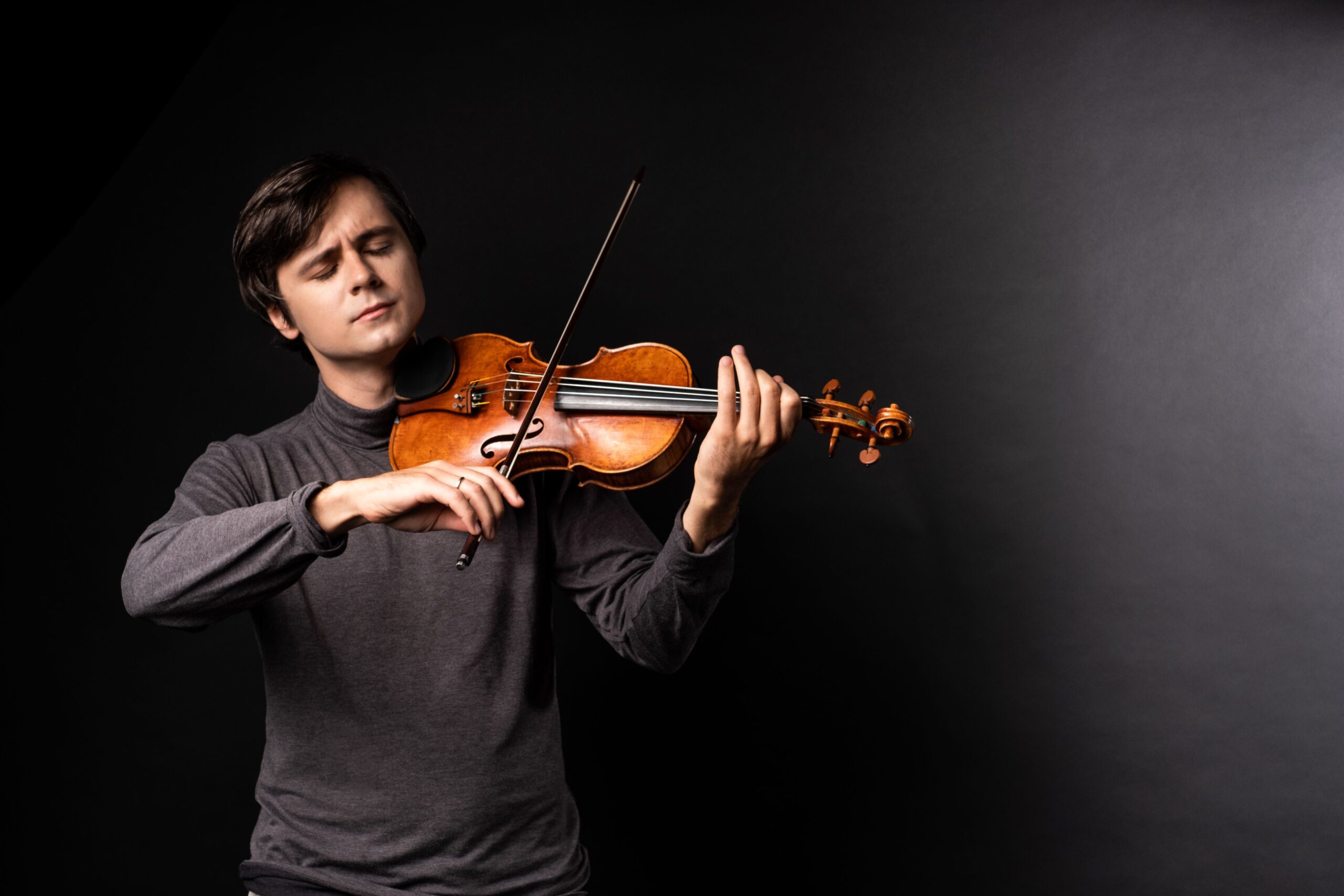 Aleksey Semenenko spielt mit geschlossenen Augen auf seiner Geige