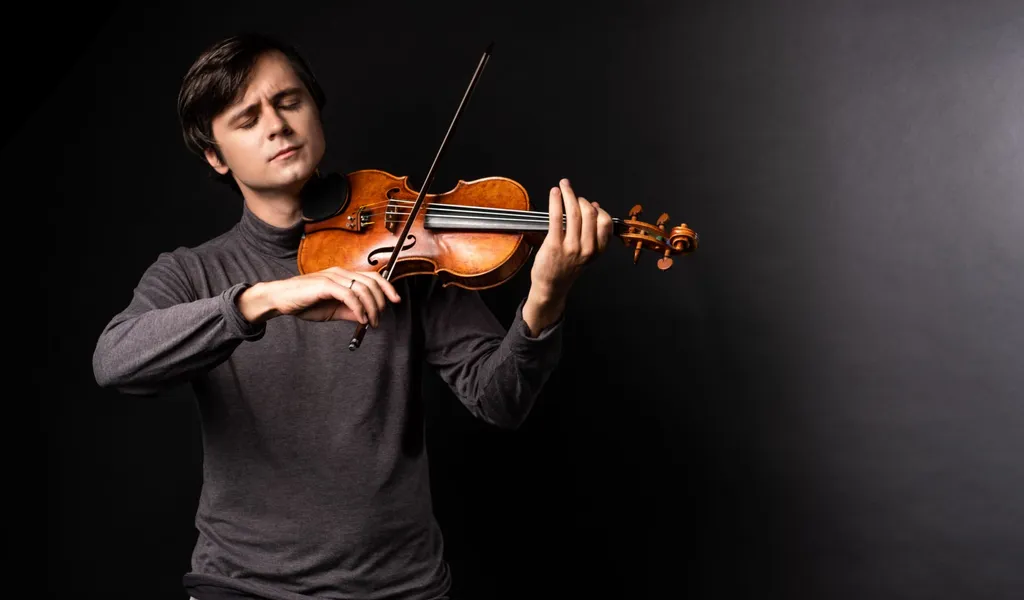 Aleksey Semenenko spielt mit geschlossenen Augen auf seiner Geige