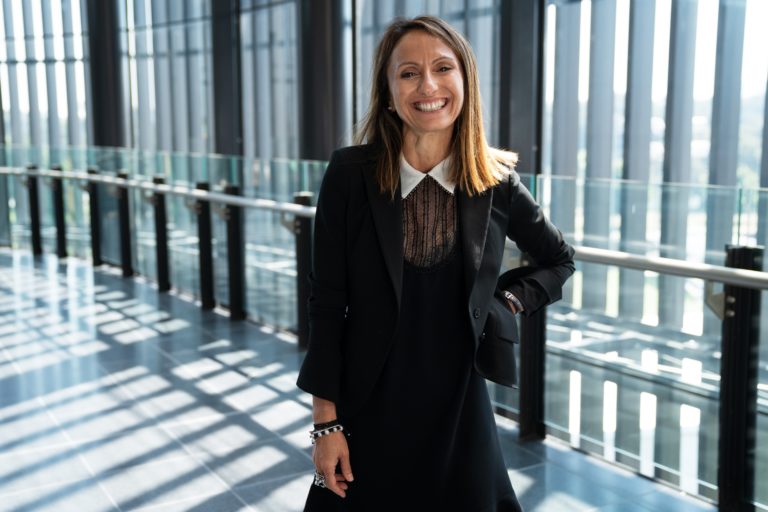 Die neue DAZN Geschäftsführerin Alice Mascia lacht in die Kamera
