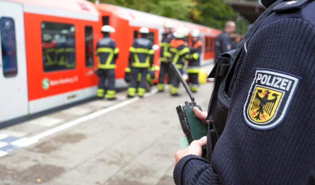 Ein Mann war in Wilhelmsburg von einem Zug erfasst worden. Die Feuerwehr rückte mit einem Großaufgebot an. (Symbolfoto)