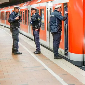 Mann stürzt am Hauptbahnhof auf die Gleise – Passanten retten ihn