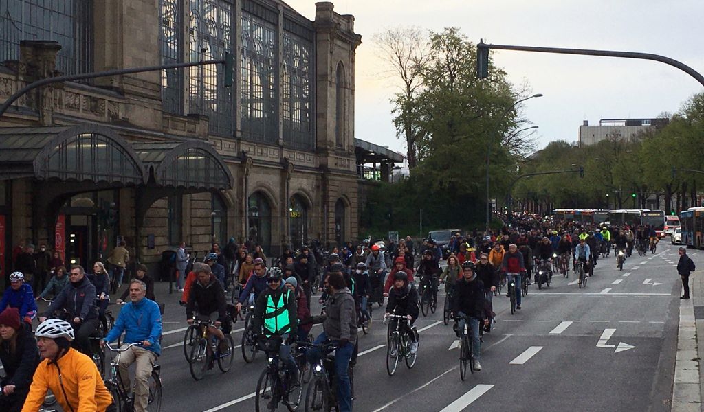 Zahlreiche Radfahrer fahren am Bahnhof Dammtor vorbei