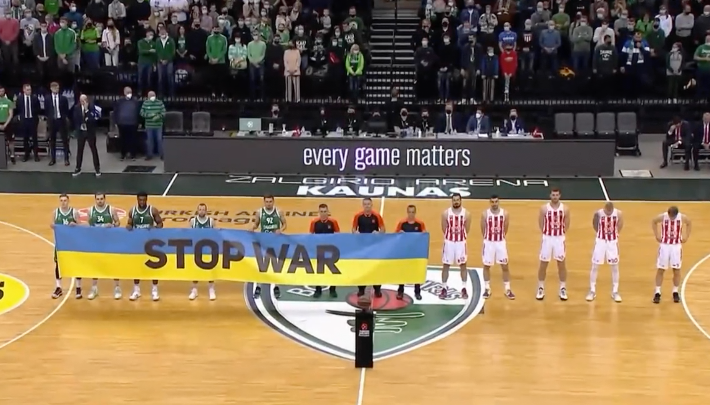Die Spieler von Zalgiris Kaunaus halten ein Banner gegen den Krieg in der Ukraine hoch und die Spieler von Roter Stern Belgrad weigern sich