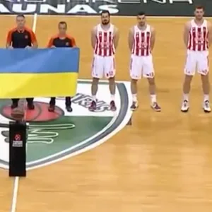 Die Spieler von Zalgiris Kaunaus halten ein Banner gegen den Krieg in der Ukraine hoch und die Spieler von Roter Stern Belgrad weigern sich