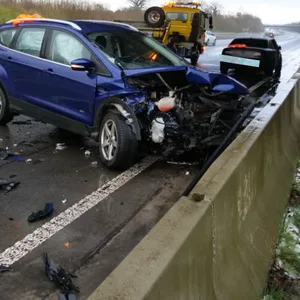 Aufgrund von Glätte kam es am Donnerstagnachmittag zu mehreren Unfällen auf der A21.
