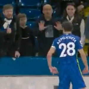 Chelsea-Profi César Azpilicueta streitet sich mit einem Fan