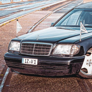 Was für eine Erscheinung! Der fette „Leichen-Benz“ am Itzehoer Hafen.