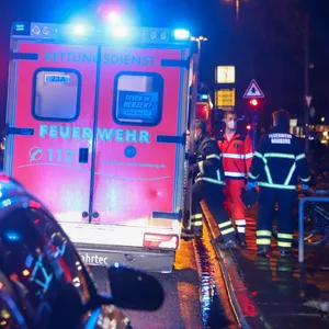 Polizei- und Feuerwehrkräfte am Tatort in Hamburg-St. Georg.
