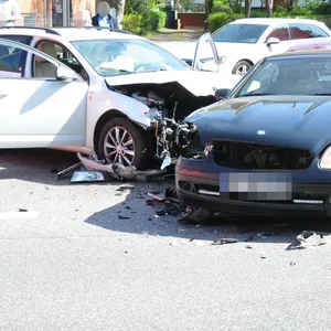Ein weißes Auto ist in ein schwarzes gekracht