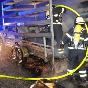 Brandstiftung in Lurup – Unbekannte zünden Anhänger an