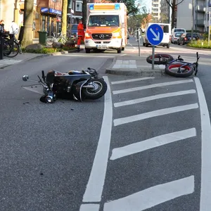 Einsatzwagen der Polizei und Feuerwehr am Einsatzort in Hamburgs-Eimsbüttel.