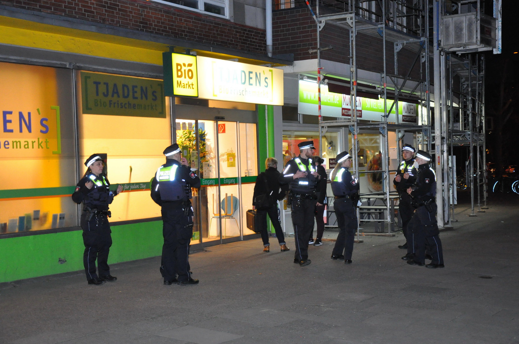 Polizisten vor dem Biomarkt an der Fruchtallee in Eimsbüttel, der mehrmals überfallen wurde