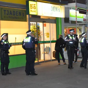 Polizisten vor dem Biomarkt an der Fruchtallee in Eimsbüttel, der mehrmals überfallen wurde