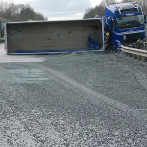 Lkw-Anhänger ist umgekippt
