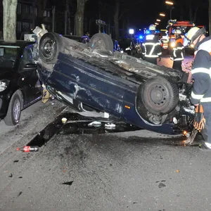Feuerwehrkräfte vor dem BMW. Das Auto hatte sich laut Angaben der Hamburger Polizei mehrfach überschlagen.
