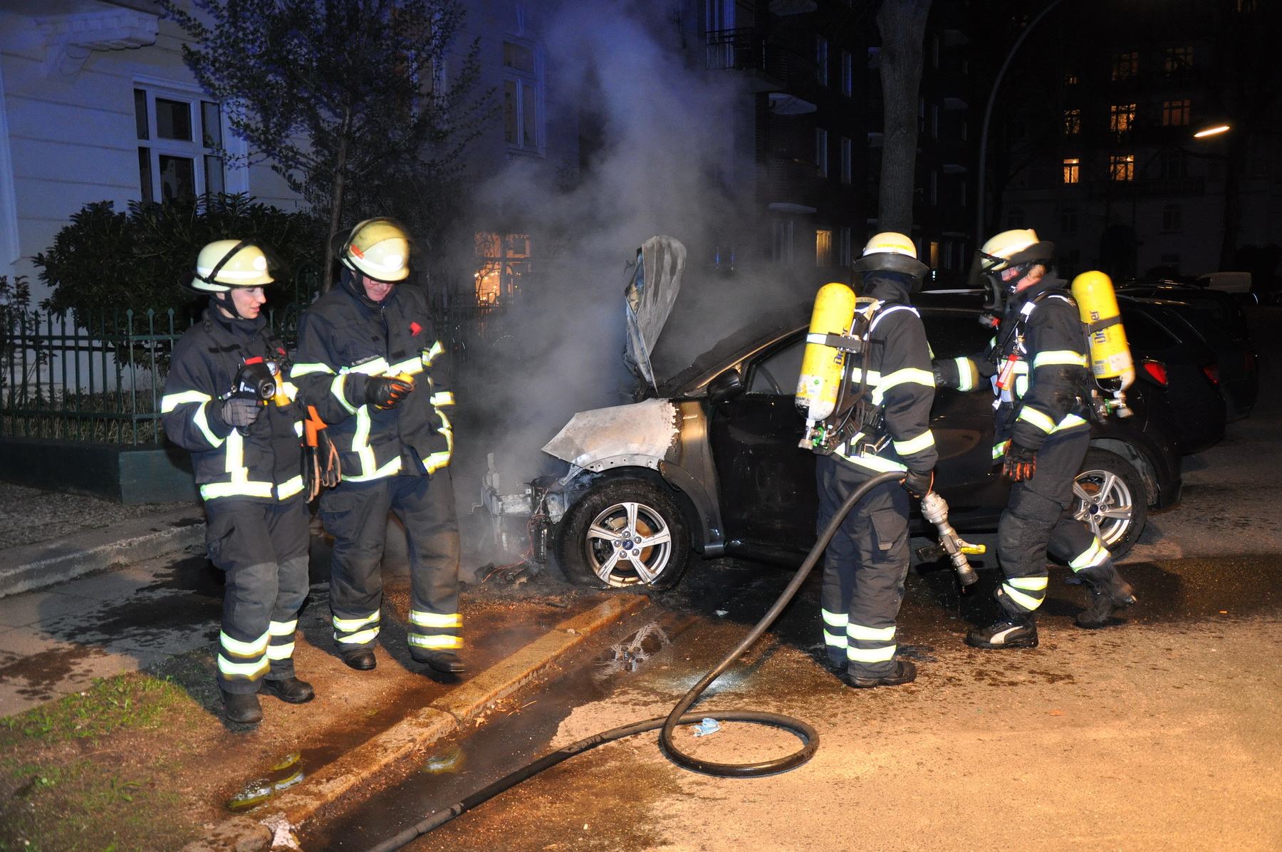 Auto in Brand gesteckt: Feuerwehrleute bei den Löscharbeiten in Eimsbüttel