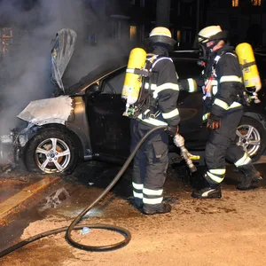 Auto in Brand gesteckt: Feuerwehrleute bei den Löscharbeiten in Eimsbüttel