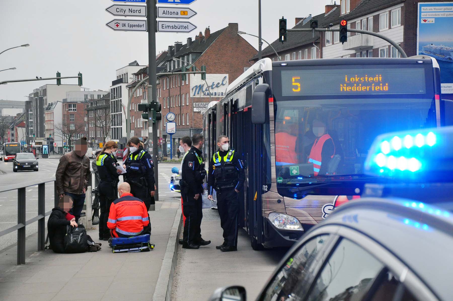 Drei Verletzte gab es bei Notbremsung eines Busses in Hamburg.